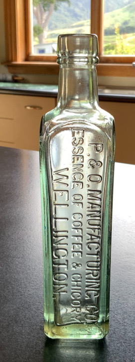 Vintage P & O Manufacturing Co Wellington Essence of Coffee & Chicory glass bottle